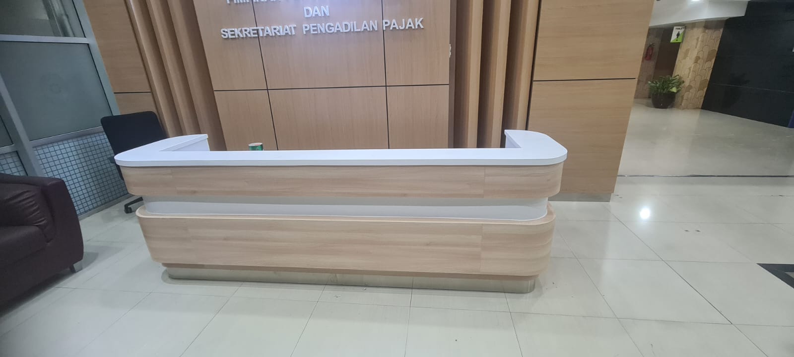 Meja Resepsionis dan Backdrop Kemenkeu - Cakrawala Dua Pilar